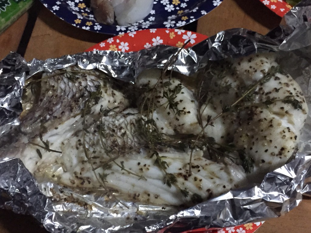 鯛をタイム・塩・粗引きコショウ・オリーブオイルでホイル焼きにしました