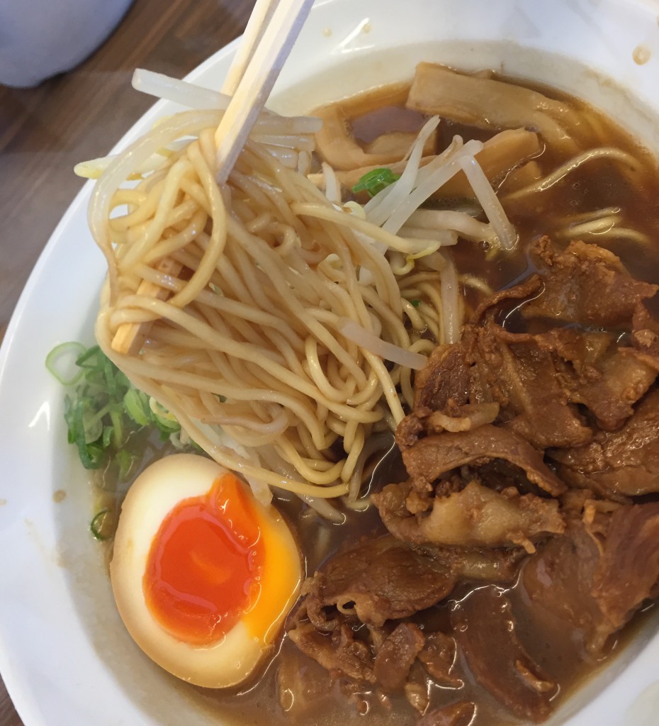 徳島ラーメンらしい甘さが強い豚骨醤油スープベースのスープ