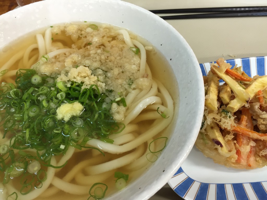 かけうどんとかき揚げ