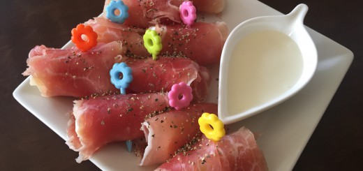 チーズと白桃の生ハムまき ヨーグルトソース
